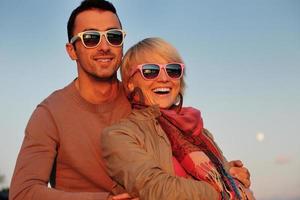 pareja enamorada tiene tiempo romántico en barco foto