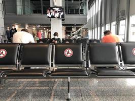 dusseldorf, nrw, alemania, 2021 - íconos para el distanciamiento social en una puerta del aeropuerto en dusseldorf, alemania foto