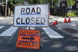 señal de cierre de carretera durante obras viales en boston, ma foto