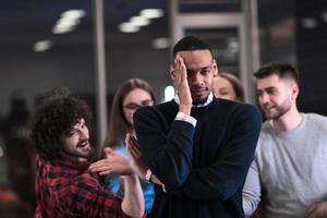 un grupo de jóvenes empresarios se divierten jugando juegos interesantes mientras toman un descanso del trabajo en una oficina moderna. enfoque selectivo foto