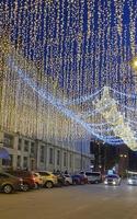 calle de la ciudad con luces navideñas. foto