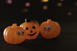 calabazas de halloween en el fondo negro foto