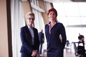 grupo de mujeres de negocios en la oficina moderna y luminosa foto