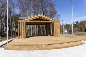 cenador de madera construido en un parque de la ciudad. una plataforma para actuaciones foto