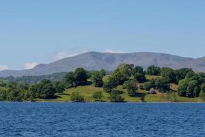 vista a través del lago windermere foto