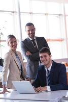 hombre de negocios en la oficina foto