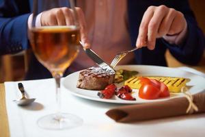 hombre de negocios comiendo sabrosa carne de res foto