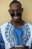 hombre negro africano nativo usando un teléfono inteligente foto