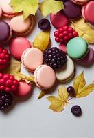 composición de macarrones. marco hecho de bayas de otoño y macarons. otoño, concepto de otoño. endecha plana, vista superior, espacio de copia foto