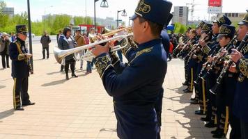 astana, kazachstan, mei 8, 2016 - emotioneel geleider van messing band, filharmonisch orkest concert buitenshuis in de buurt stad winkelcentrum
