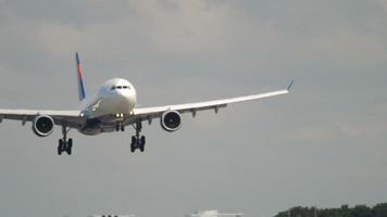 amsterdã, holanda, 26 de julho de 2017 - delta airlines airbus 330 n810nw pousando na pista 18r polderbaan. Aeroporto de Shiphol, Amsterdã, Holanda video