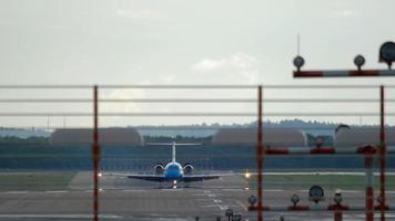 dusseldorf, Duitsland juli 22, 2017 - klm fokker 100 vliegtuig remmen na landen in dusseldorf luchthaven, vroeg ochtend- video