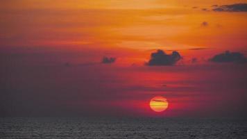 coucher de soleil sur le paysage océanique, plage de nai harn, île de phuket, thaïlande. video