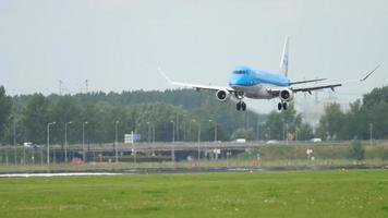 Amsterdam, die niederlande 27. juli 2017 - klm cityhopper embraer 175 ph exn landung auf der landebahn 18r polderbaan. flughafen shiphol, amsterdam, holland video