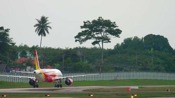 Phuket, Tailandia 26 de noviembre de 2017 - vietjet airbus a320 hs vkb rodando después de aterrizar en el aeropuerto internacional de phuket video