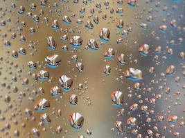 brillante foto de cerca de gotas de agua en un vaso