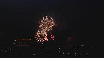 fuoco d'artificio con paesaggio urbano notte leggero Visualizza di novosibirsk orizzonte video