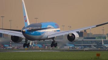 amsterdam, de nederländerna juli 25, 2017 - tui flyga boeing 787 dreamliner ph tfk närmar sig och landning på bana 06 kaagbaan på soluppgång. shiphol flygplats, amsterdam, holland video