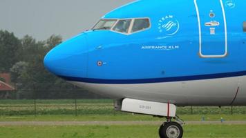 Ámsterdam, Países Bajos, 25 de julio de 2017 - klm boeing 787 dreamliner ph bgd rodadura antes de la salida en la pista 36l polderbaan. Aeropuerto de Shiphol, Amsterdam, Holanda video
