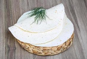 tortillas en tablero de madera y fondo de madera foto