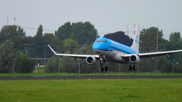 amsterdam, de nederländerna juli 27, 2017 - klm cityhoppare embraer 175 ph exj landning på bana 18r polderbaan. shiphol flygplats, amsterdam, holland video