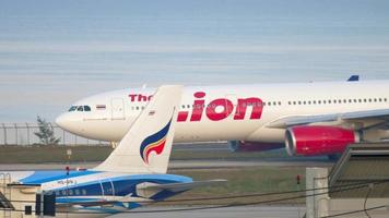 phuket, thailand 1. dezember 2018 - thai lion air airbus a330 hs lai rollt nach der landung am internationalen flughafen phuket