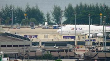 phuket, tailândia, 28 de novembro de 2017 - thai airways boeing 747 hs tgy taxiando após o desembarque no aeroporto internacional de phuket video