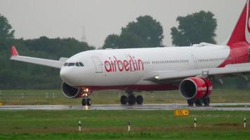 Düsseldorf, Tyskland 24 juli 2017 - air berlin airbus 330 d abxe taxar efter landning vid regn. Düsseldorf flygplats, Tyskland video