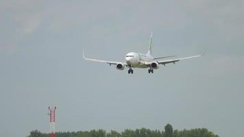 Ámsterdam, Países Bajos 27 de julio de 2017 - transavia boeing 737 ph hzx aterrizando en la pista 18r polderbaan. Aeropuerto de Shiphol, Amsterdam, Holanda video