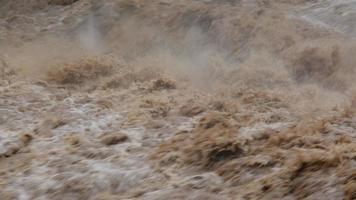 cataracte de cascade dans les montagnes forestières. des ruisseaux sales coulent sur les pentes montagneuses de la forêt de montagne après de fortes pluies en thaïlande. inondation de la rivière, mise au point sélective. video