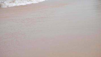 vagues sur une plage de sable. may khao beach au nord de phuket, ralenti video