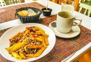 comida y bebida en restaurante papacharly playa del carmen mexico. foto