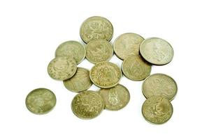 Monedas antiguas de baño tailandés sobre fondo blanco. foto