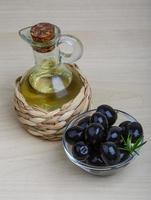 aceite de oliva sobre fondo de madera foto