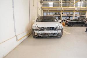 coche roto en taller de servicio de reparación de automóviles foto