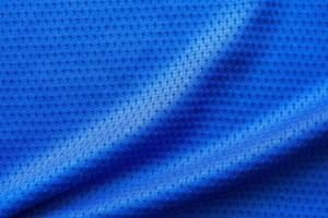camiseta de fútbol de ropa deportiva de tela de color azul con fondo de textura de malla de aire foto