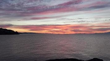 vista de barco do pôr do sol sobre a água e a paisagem do Alasca video