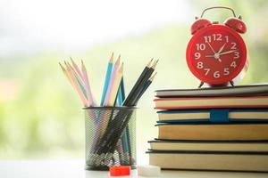 educación de objetos fondo de naturaleza verde con una pila de libros antiguos o biblia antigua, libro de papel abierto sobre una mesa de madera con espacio para copiar. concepto de regreso a la escuela, estudio de investigación foto