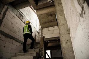 trabajador ingeniero profesional en el sitio de construcción de la casa foto