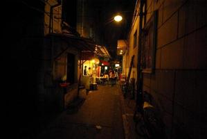 tienda de comida en un pequeño callejón oscuro y misterioso foto