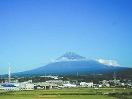 hermosa montaña fuji con campo como primer plano alrededor de la naturaleza foto