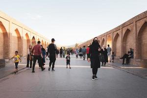 Isfahan, Irán, 2022 - mujer parada en el famoso puente de Isfahan con ropa tradicional iraní foto