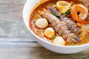 Tazón de fideos de mariscos picantes al estilo tailandés foto