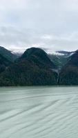Nebel schwebt über dem Bergsee und der Uferlinie, wie vom Boot aus gesehen video