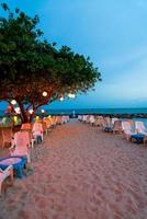 silla de playa con mesa de comedor cerca de la playa del mar foto