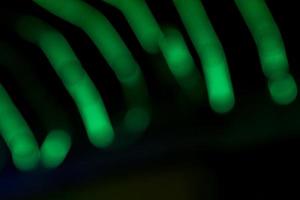 efectos de luz bokeh abstractos de desenfoque verde en la textura de fondo negro nocturno foto