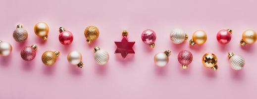 muchas bolas navideñas de color rosa y dorado. foto