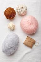 ovillos de lana y mohair para tejer en colores pastel foto