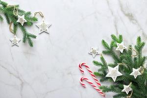 fondo de navidad con árbol y adornos decorativos en forma de estrellas. endecha plana, vista superior foto