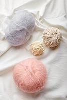 ovillos de lana y mohair para tejer en colores pastel foto